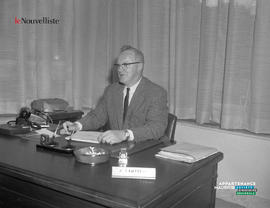 003 - Homme à son bureau