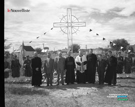 002 - Croix avec groupe d'hommes