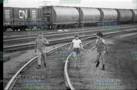 Enfants sur chemins de fer