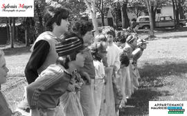 Jeunes jouant dehors