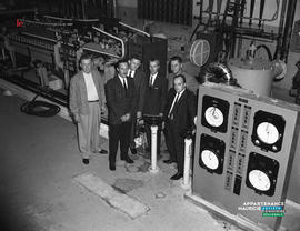 001 - Hommes dans une usine
