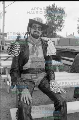 Homme en costume de cuir