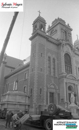 Personnes près d'une église