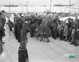 002 - Foule à l'extérieur