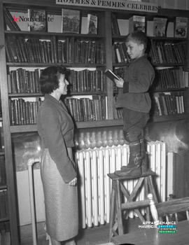 002 - Femme et garçon bibliothèque