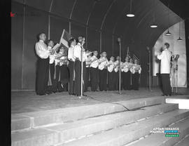 008 - Groupe d'hommes