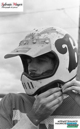 Homme avec un casque