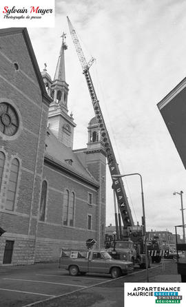 Grue près d'une église