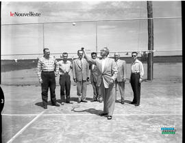 001 - Groupe d'hommes debout