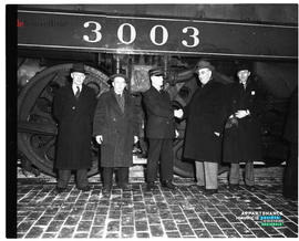 002 - Hommes devant une locomotive