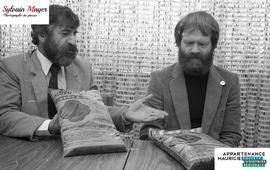 Hommes avec des sacs