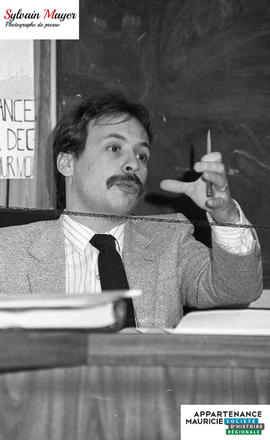 Homme donnant des explications