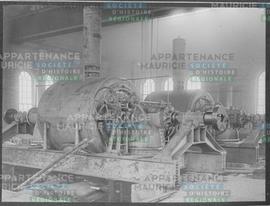 Machinery in the Pittsburg Reduction Co. Power-house. Fin 1901 Installation de la machinerie dans...