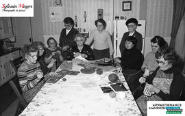 Femmes à une table