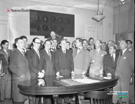 012 - Groupe d'hommes en voyage aux États-Unis