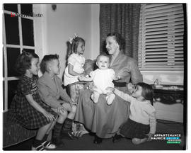039 - Femme avec des enfants