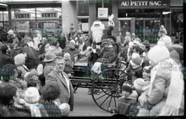 Père Noël saluant la foule