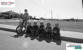 Enfants assis sur un trottoir