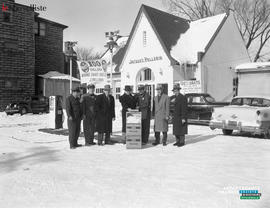 001 - Groupe d'hommes devant un garage