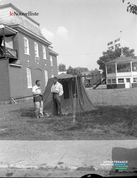 001 - Deux hommes et tente