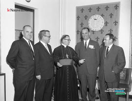 002 - Groupe d'hommes et curé