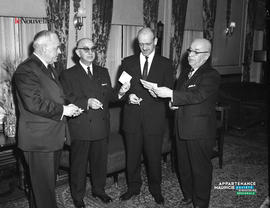 002 - Quatre hommes