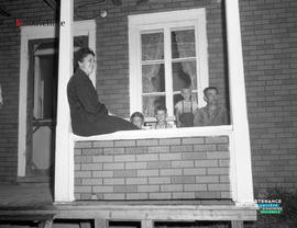 006 - Personnes sur un perron