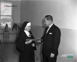 001 - Une religieuse et un homme