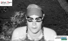 Fille dans la piscine