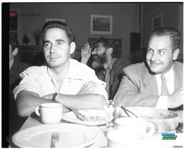 009 - Deux hommes mangent