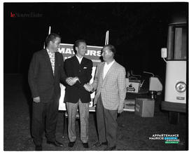 002 - Trois hommes devant une pancarte