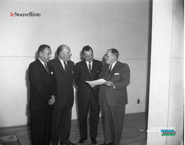 001 - Quatre hommes