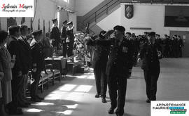 Hommes faisant un salut militaire