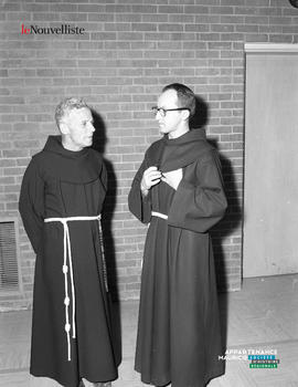 001 - Deux religieux