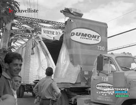 004 - Camion endommagé après un accrochage avec le pont