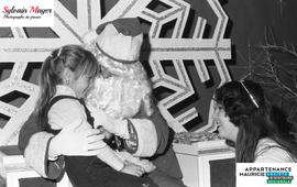 Enfant sur Père Noël