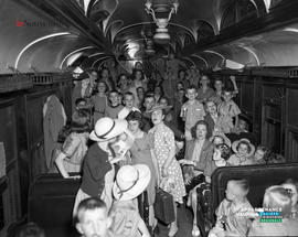 002 - Enfants dans un train