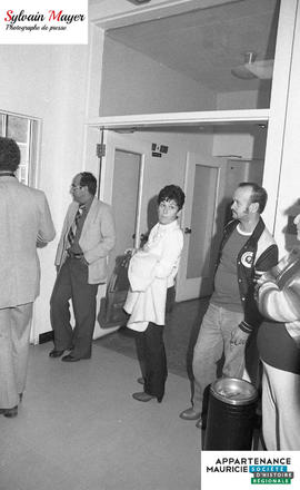 Personnes dans un corridor