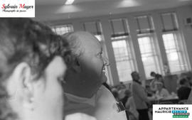 Personnes dans une salle