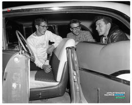 005 - Hommes dans une voiture