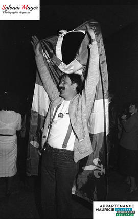 Homme avec drapeau du Québec
