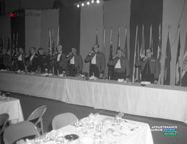 008 - Hommes à une table