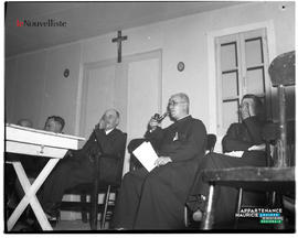 002 - Hommes assis