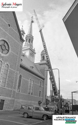 Grue près d'une église