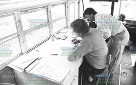 Hommes à un bureau