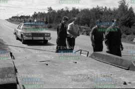 Hommes près d'un camion