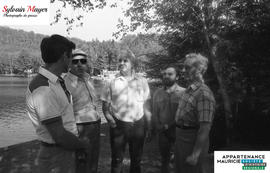 Hommes près d'un lac