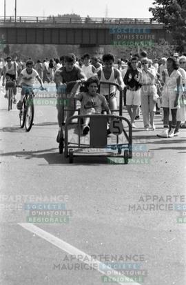 Équipe passant devant la foule