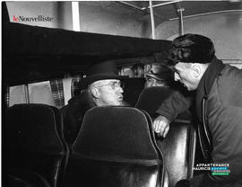 017 - Jean-J. Crête dans l'autobus