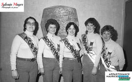 Femmes avec des banderoles